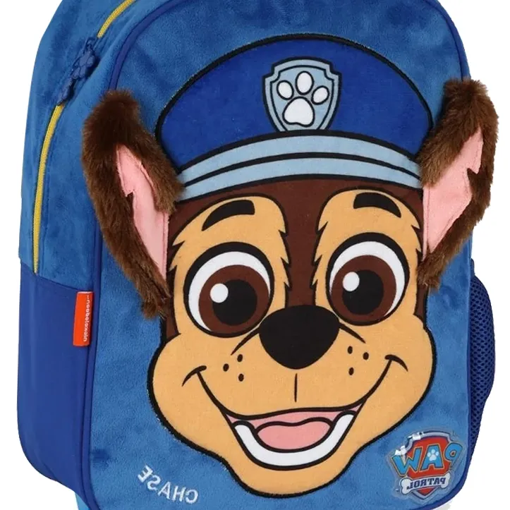 Vista lateral da mochila infantil Luxcel azul com estampa do Chase e detalhes em pelúcia